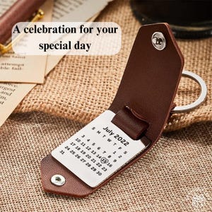Custom Leather Photo Keychain Personalized Date Keyring Engraved Message Gift for Couple Anniversary Keepsake for Him Her Birthday Present
The engraved leather keychain displayed with a custom date, emphasizing its sentimental value as a keepsake.