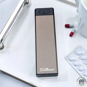 Portapillole da 7 giorni: personalizzabile con nome inciso - Scatola porta medicinali da viaggio compatta, in lega ABS resistente, con scomparti AM/PM.