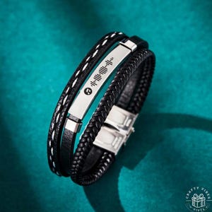 Scannbares Musikcode-Armband: Mehrschichtiges braunes Leder - Edelstahlplatte, individuell graviert, Herrenaccessoire