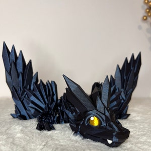 Teenage beweglicher Drache Farbe iridescent lila, blau, schwarz mit goldenen Augen inspiriert von Fourth Wing Andarna Bild 4