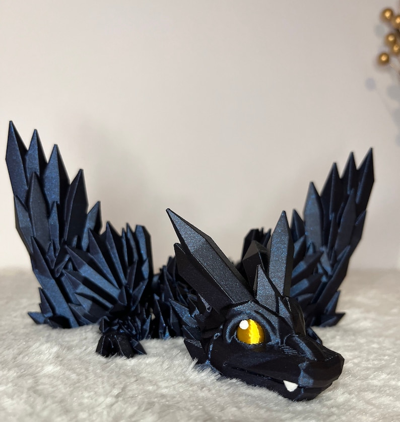 Teenage beweglicher Drache Farbe iridescent lila, blau, schwarz mit goldenen Augen inspiriert von Fourth Wing Andarna Bild 4