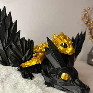 Das Drachendou in schwarz und gold inspiriert von Fourth wing Tairn und Andarna