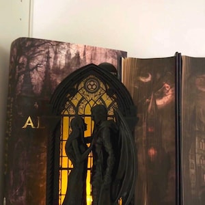 Leseecke "Royal Lovers Stained Glass Display"  mit oder ohne Flügel (inspiriert von ACOTAR) - Deine magische Leseecke! - Artikelnr.: LE-RCF