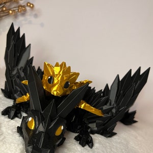 Das Drachendou in schwarz und gold inspiriert von Fourth wing Tairn und Andarna