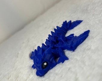 Kleiner, blauer beweglicher Drache mit schwarzen Augen als Miniversion - inspiriert von Fourth Wing Sgaeyl