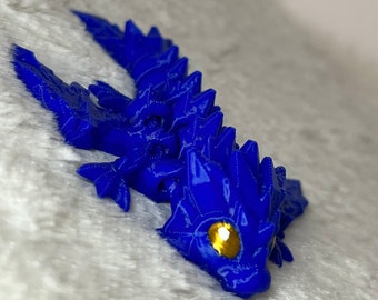 Kleiner, blauer beweglicher Drache mit goldenen Augen als Miniversion - inspiriert von Fourth Wing Sgaeyl