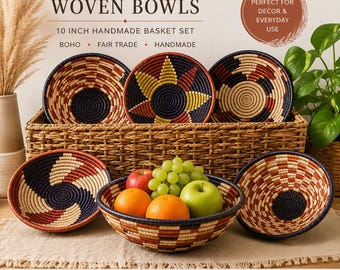 Puede incluir: Un conjunto de seis cuencos trenzados variados con patrones geométricos en colores azul marino, óxido y crema. Los cuencos se muestran junto a una cesta rectangular trenzada y fruta fresca, incluyendo manzanas, naranjas y uvas verdes.