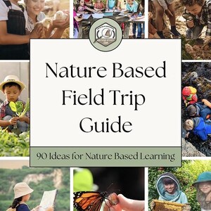 Può includere: Un collage di immagini con bambini e adulti impegnati in attività basate sulla natura. L'immagine centrale mostra il testo "Nature Based Field Trip Guide" con "90 Ideas for Nature Based Learning" sotto. Altre immagini mostrano bambini con pulcini, che studiano insetti ed esplorano l'esterno.