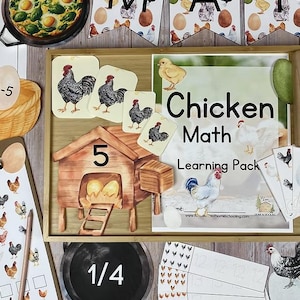 Puede incluir: Un conjunto de materiales educativos con temática de pollos. Incluye tarjetas con ilustraciones de gallos, un gallinero de madera con el número 5 y una sartén con comida. Las palabras "Chicken Math Learning Pack" son visibles.