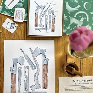 Może przedstawiać: Ilustracja wielofunkcyjnego narzędzia z różnymi elementami, w tym siekierą, młotkiem i otwieraczem do butelek, jest wyświetlana na schowku. Tekst "THE MULTI-TOOL" znajduje się na górze. Dodatkowe ilustracje i artykuły papiernicze są ułożone na drewnianej powierzchni.