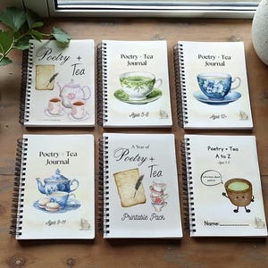 以下が含まれることがあります： 水彩画で描かれたティーカップ、ティーポット、そして「Poetry + Tea Journal」の文字が描かれた、スパイラル綴じのジャーナルが6冊。ジャーナルはさまざまな年齢層向けにデザインされており、「Ages 5-8」や「Ages 9-11」などのタイトルが付けられています。