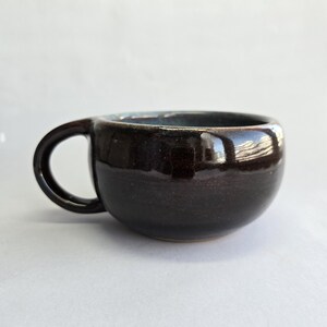 Mug à café en céramique avec anse, en grès, brun foncé et turquoise, fait main