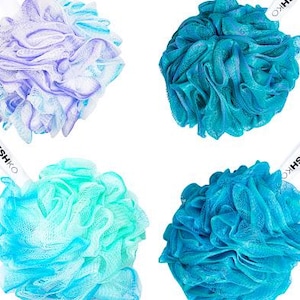 Può includere: Quattro spugne da bagno colorate nelle tonalità del blu, verde acqua e viola sono esposte su uno sfondo bianco. Ogni spugna ha un manico con la scritta "REFRESHKO" stampata sopra. Questi accessori da bagno sono progettati per la cura personale.