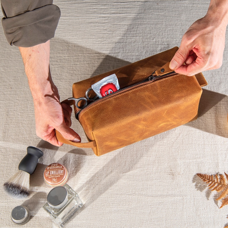Christmas Gift for Men, Personalized Groomsmen Gifts, Handmade Leather Toiletry Bag, Custom Groomsmen Wedding Gift, Gift for Him, Anniversary Gift, Personalized Gifts, Gift for Husband Dad Man Boyfriend Graduation, Handmade Full Grain Cowhide, Xmas