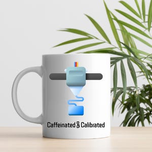 Koffeinierte und kalibrierte 3D Drucker Tasse, Techniker Humor, lustige Kaffeetasse, 3D Drucker Tasse, Technologie Humor, Techniker Geschenk, 3D Drucker Geschenk