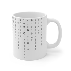 Könnte beinhalten: Weiße Keramiktasse mit einem schwarzen Design aus einem Muster aus 0en und 1en.