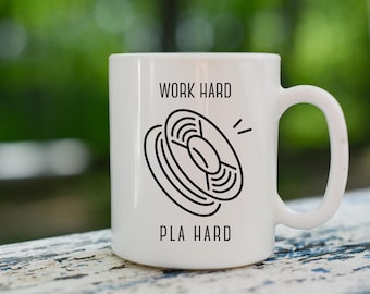 Tazza Work Hard PLA Hard da 11 oz / Umorismo sul filamento PLA, tazza da caffè, tazza per stampante 3D, umorismo sulla tecnologia, regalo per ingegneri, regalo per stampante 3D