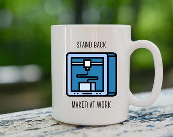 Tazza Stand Back Maker At Work da 11 oz / Umorismo sulla stampa 3D, Tazza per stampante 3D, Regalo per papà, Regalo per marito, Regalo per ingegnere, Appassionato di stampanti 3D