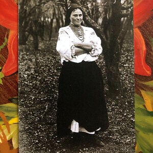 Cartão postal vintage. Mulher ucraniana. Ucrânia, aldeia de Kyrylivka