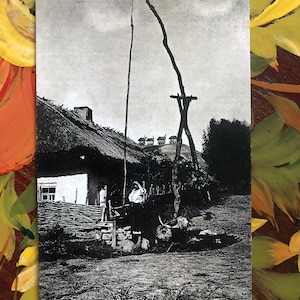 Cartão postal vintage. Mulher ucraniana perto de Well. Ucrânia, aldeia de Kyrylivka