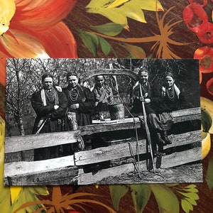 Cartão postal vintage. Garotas ucranianas perto de Well. Ucrânia, vila de Kyrylivka
