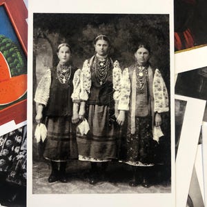 Cartão postal. 3 jovens garotas ucranianas em roupas autênticas. Foto rural ucraniana. Século XX.