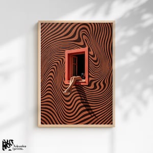Pode incluir: Impressão de arte emoldurada com um design surreal de linhas onduladas marrons e pretas. Uma moldura de janela vermelha está centralizada, com pernas e um copo de vinho visíveis. A obra de arte é colocada contra uma parede branca, com o texto "fukuoka | prints." no canto inferior esquerdo.