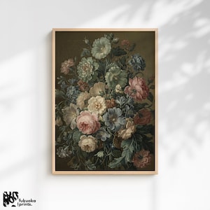Pode incluir: Uma impressão de arte retangular numa moldura de madeira clara com uma pintura a óleo de tons escuros de um denso ramo de flores. O arranjo inclui várias flores em tons de rosa suave, creme, azul pálido e verde sálvia sobre um fundo escuro.