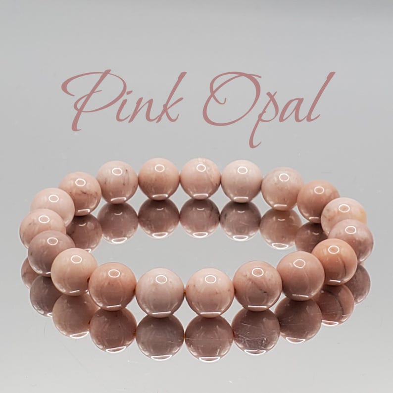 Puede incluir: Un brazalete de piedra de &oacute;palo rosa con cuentas redondas. El brazalete est&aacute; hecho de piedras naturales y es una pieza de joyer&iacute;a hermosa y &uacute;nica.