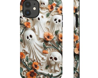Puede incluir: Una funda de teléfono blanca con un diseño de Halloween espeluznante. El diseño presenta fantasmas blancos, calaveras y flores naranjas sobre un fondo blanco.