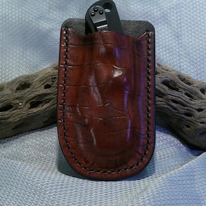 Really nice friction fit knife sheath with belt loop for Spyderco Paramilitary 2. Beautiful heavily molded crocodile grained calf leather.