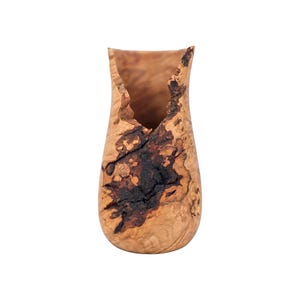 Pode incluir: Um vaso de madeira artesanal com uma forma orgânica única. O vaso é feito de madeira castanha clara com detalhes em castanho escuro e preto, mostrando o grão e a textura naturais. A parte superior tem uma abertura irregular.