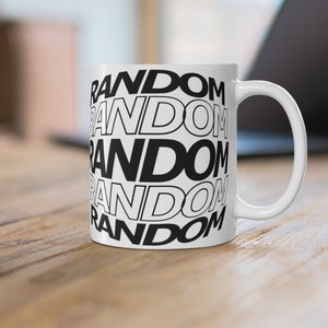 Può includere: Tazza in ceramica bianca con la parola "RANDOM" ripetuta cinque volte in testo nero, impilata una sopra l'altra.