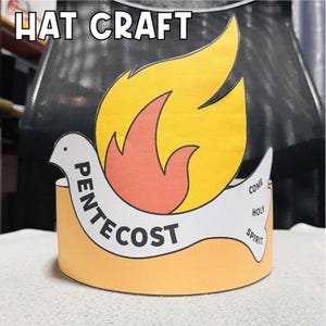 Puede incluir: Un sombrero de papel artesanal con el texto "HAT CRAFT" en la parte superior. El sombrero presenta un diseño de llama amarilla y naranja con una paloma blanca y la palabra "PENTECOST". Las palabras "COME HOLY SPIRIT" también están en el sombrero.