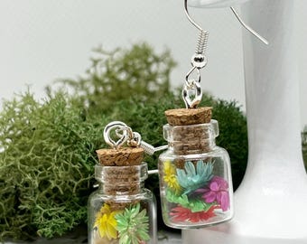Pendientes de mini frasco con flores de colores, hechos a mano con ganchos hipoalergénicos, joyería cottagecore con flores, regalo para amantes de la naturaleza, accesorio hippie.