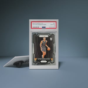 NIP : 2023-24 Épinglette en émail Victor Wembanyama Prizm Rookie Grade 10