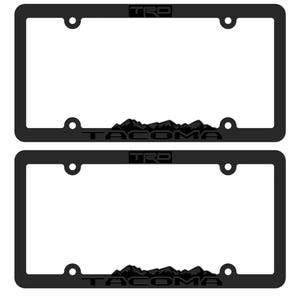 Peut inclure: Deux cadres de plaque d'immatriculation noirs. Chaque cadre porte le mot "TRD" en haut et le mot "TACOMA" avec un motif de chaîne de montagnes en bas. Les cadres ont quatre trous de montage.
