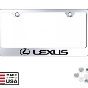 Puede incluir: Un marco cromado para matrícula con el logotipo de Lexus en negro. El marco tiene dos orificios de montaje e incluye accesorios de montaje. Un gráfico "Made in the USA" está en la esquina inferior izquierda.