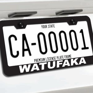 Puede incluir: Marco de matrícula negro con una placa blanca. La matrícula dice "CA-00001" en negrita negra. El marco tiene el texto "YOUR STATE" en la parte superior y "PREMIUM LICENSE PLATE FRAME WATUFAKA" en la parte inferior.