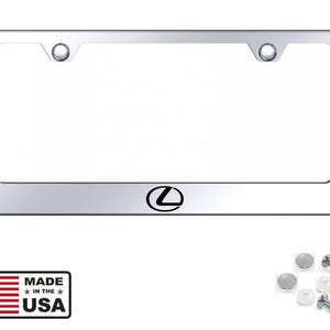 Puede incluir: Un marco cromado para matrícula con el logotipo de Lexus en la parte inferior. El marco tiene orificios de montaje en la parte superior e incluye accesorios de montaje. Una pegatina "MADE IN THE USA" está en la esquina inferior izquierda.