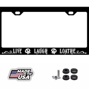 Può includere: Cornice nera per targa con le parole "LIVE LAUGH LOATHE" in lettere bianche, con grafica a teschio. Include hardware di montaggio e un adesivo "MADE IN THE USA".