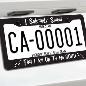 Può includere: Cornice nera per targa con scritte bianche. Il testo include "I Solemnly Swear" e "That I Am Up To No Good". La targa recita "CA-00001".