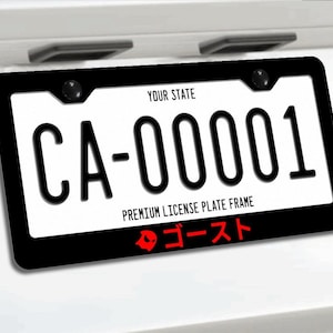 Puede incluir: Marco de matrícula negro con placa blanca. La placa dice "CA-00001" en fuente negra. El marco tiene el texto "YOUR STATE" y "PREMIUM LICENSE PLATE FRAME". La parte inferior del marco tiene texto japonés en rojo.