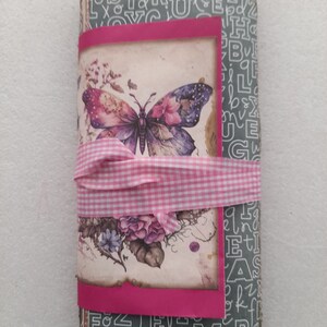 Diario hecho a mano para tus recuerdos: mariposa rosa y animales trípticos en alfabeto gris con cierre de cuadros rosas
