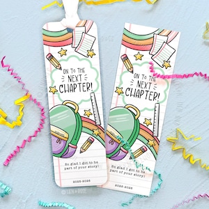Puede incluir: Dos marcadores blancos con el texto "ON TO THE NEXT CHAPTER!". Presentan una mochila, un lápiz y un diseño de arcoíris. Los marcadores están decorados con serpentinas de colores y confeti en forma de estrella, perfectos para la vuelta al cole.