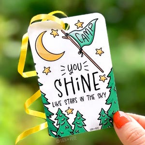 Etichetta regalo stampabile "Camping Night Sky", "Brilli come le stelle nel cielo" per campeggiatori e animatori, etichetta regalo per campeggio notturno, PDF disegnato a mano