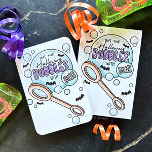 Bubbles of Fun Halloween Tag Pobierz, Jesienna Karta Nietoperza Cukierek albo Psikus, Uroczy Prezent na Przyjęcie Przedszkolne Bez Cukierków Etykieta Dla Dzieci