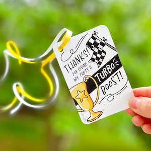 Leuk race-cadeaulabel verjaardagsfeestje afdrukbaar, bedankt voor het geven van een boost aan mijn feestje! - Bedanklabel raceauto verjaardag, trofee en vlag pdf
