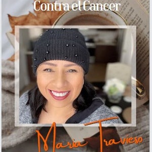 Könnte beinhalten: Eine Frau mit einer schwarzen Mütze mit weißem Bommel und einem schwarzen Pullover lächelt in die Kamera. Der Text "10 Formas de Empoderar tu Batalla Contra el Cancer" befindet sich über ihrem Kopf. Der Text "Maria Travieso" befindet sich unter ihr. Der Text "Entonces, tienes cancer. ¿y ahora qué?" befindet sich am unteren Rand des Bildes.