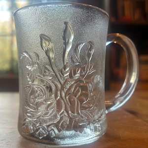 Pasari Livia frosted rose embossed coffee mug